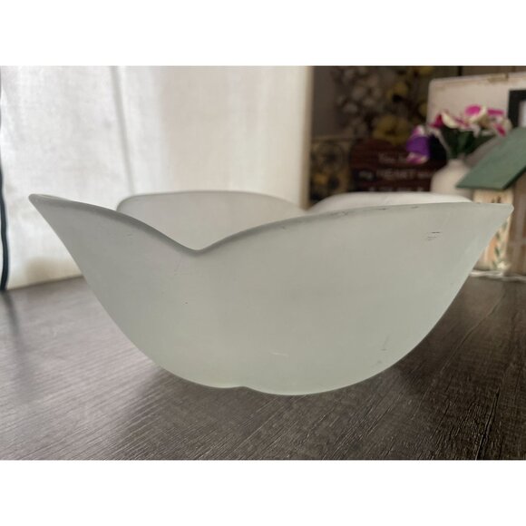 Large 9" white frosted scalloped clover serving fruit bread bowl - Picture 1 of 6